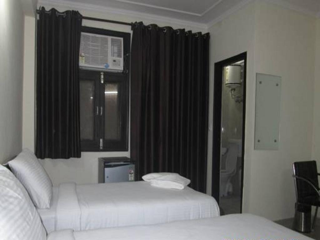 Charanpahari Hotel Új-Delhi Kültér fotó