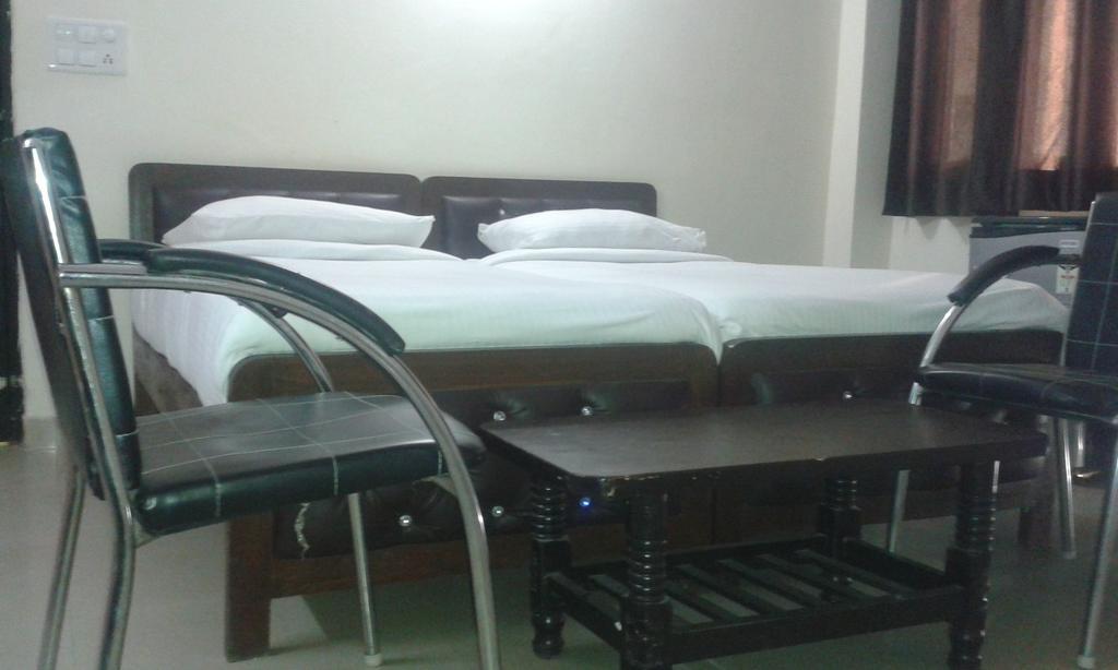Charanpahari Hotel Új-Delhi Szoba fotó