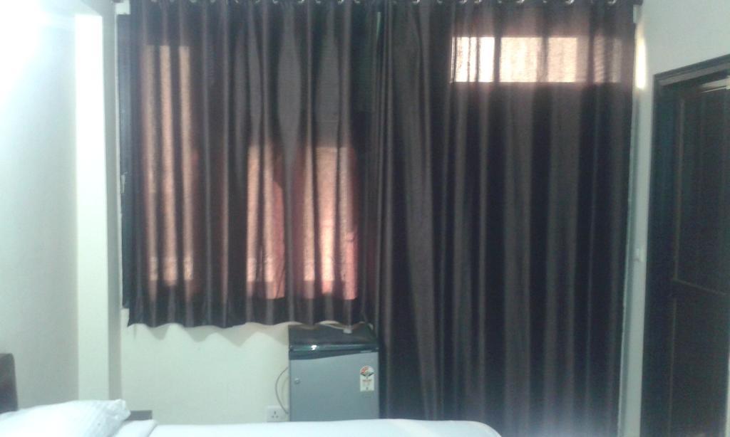Charanpahari Hotel Új-Delhi Kültér fotó