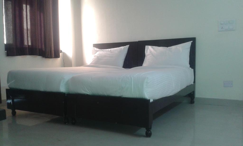 Charanpahari Hotel Új-Delhi Szoba fotó