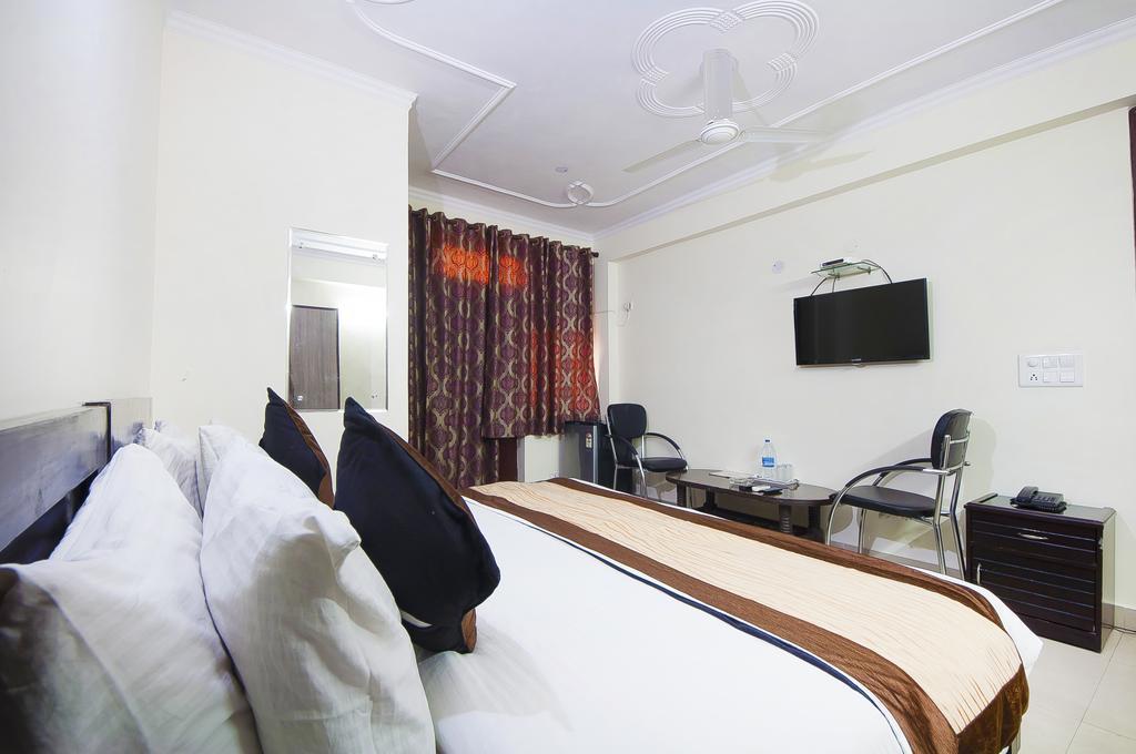 Charanpahari Hotel Új-Delhi Kültér fotó