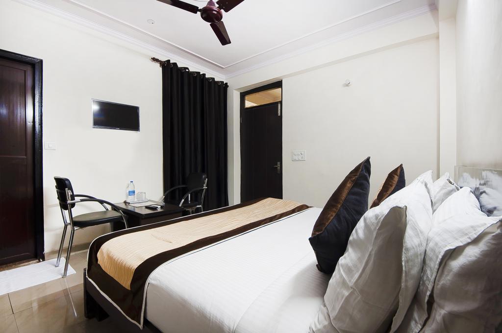Charanpahari Hotel Új-Delhi Kültér fotó
