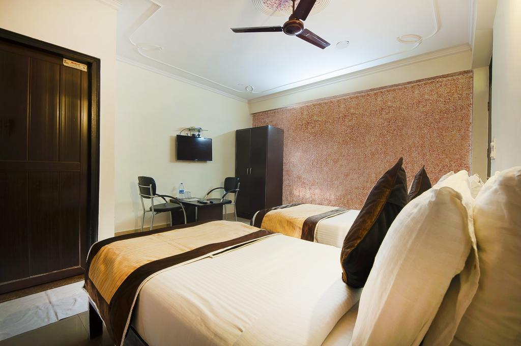 Charanpahari Hotel Új-Delhi Kültér fotó