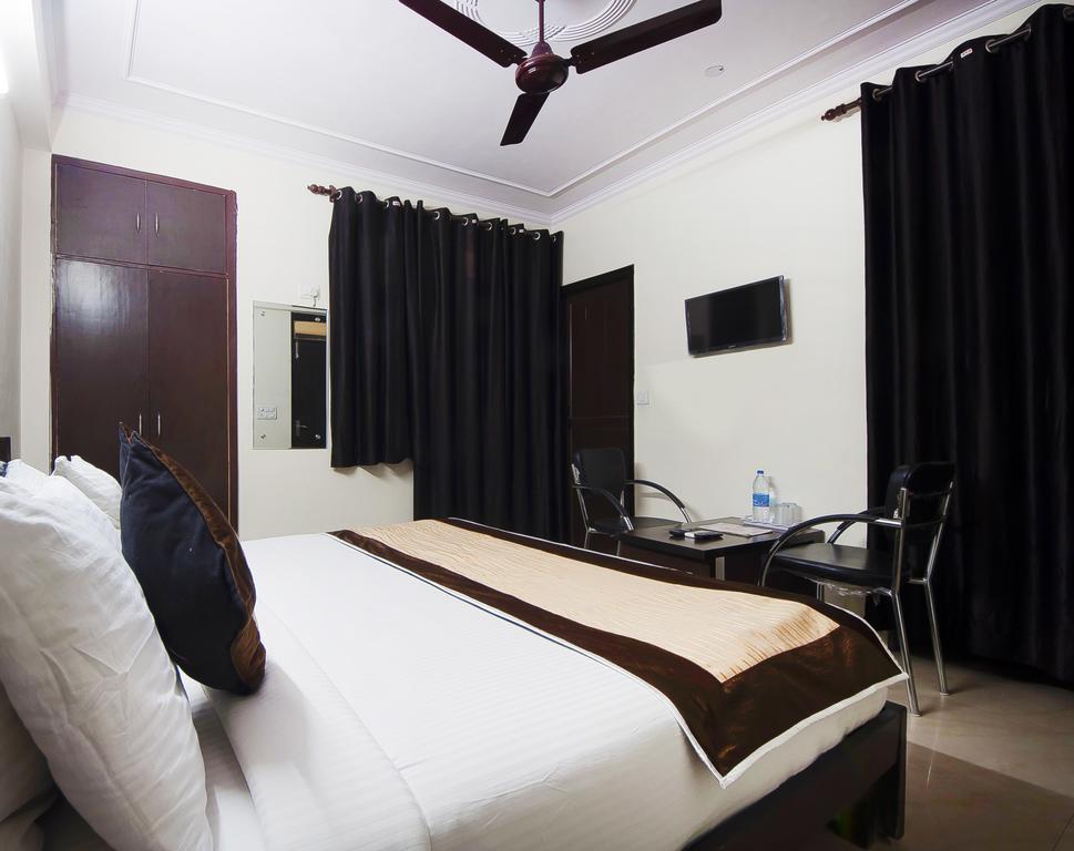 Charanpahari Hotel Új-Delhi Kültér fotó
