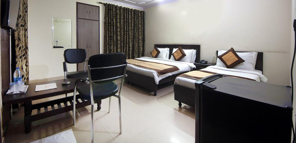 Charanpahari Hotel Új-Delhi Kültér fotó