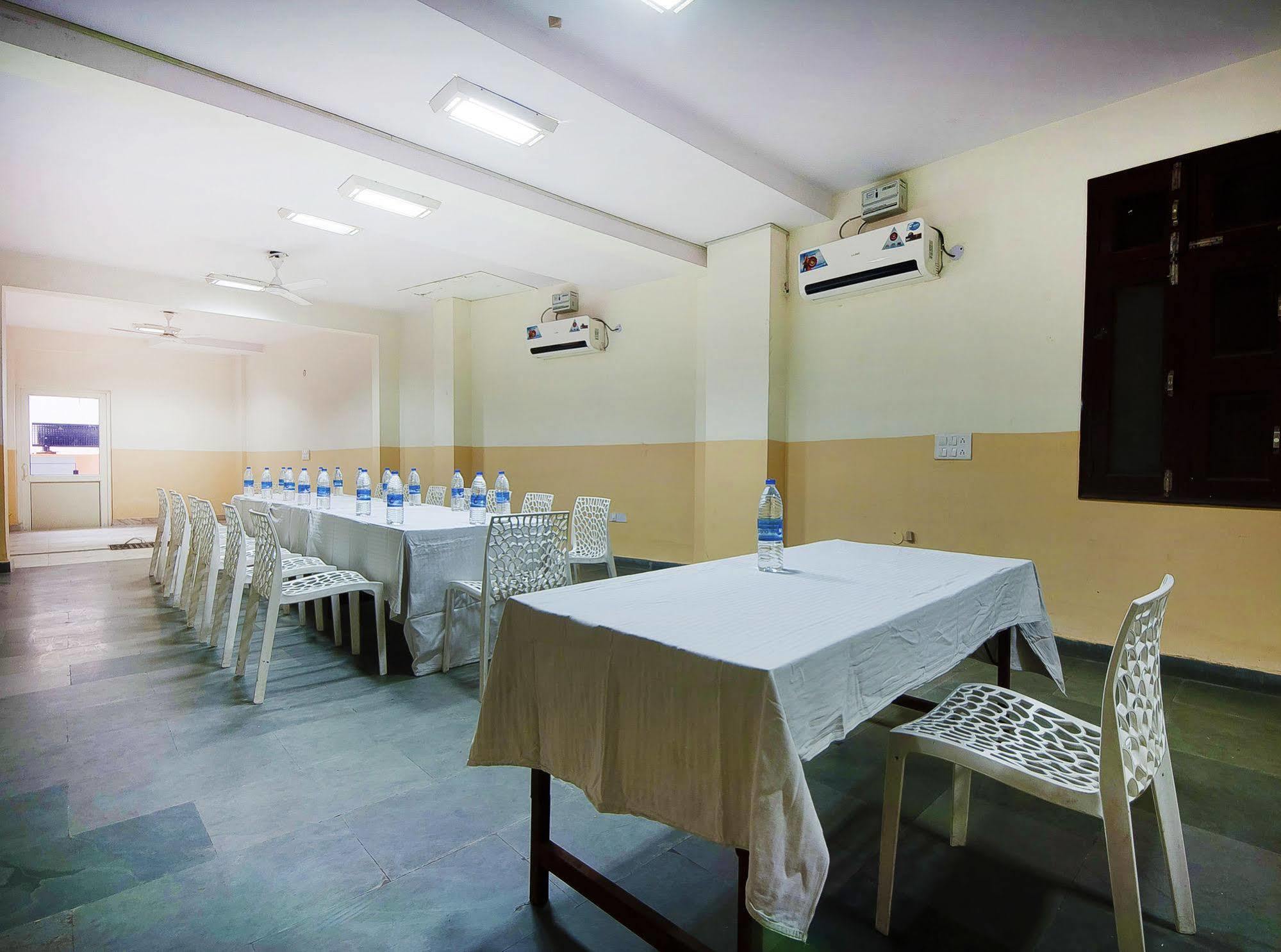 Charanpahari Hotel Új-Delhi Kültér fotó