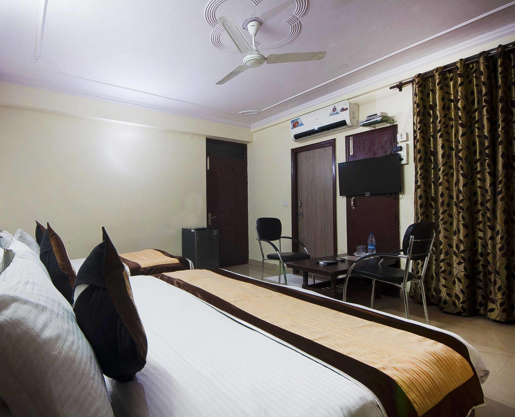 Charanpahari Hotel Új-Delhi Kültér fotó