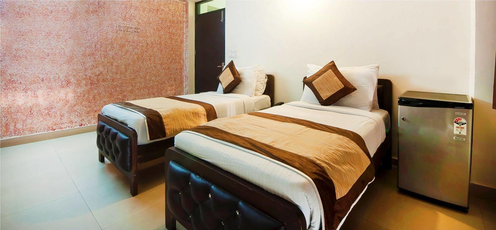 Charanpahari Hotel Új-Delhi Kültér fotó