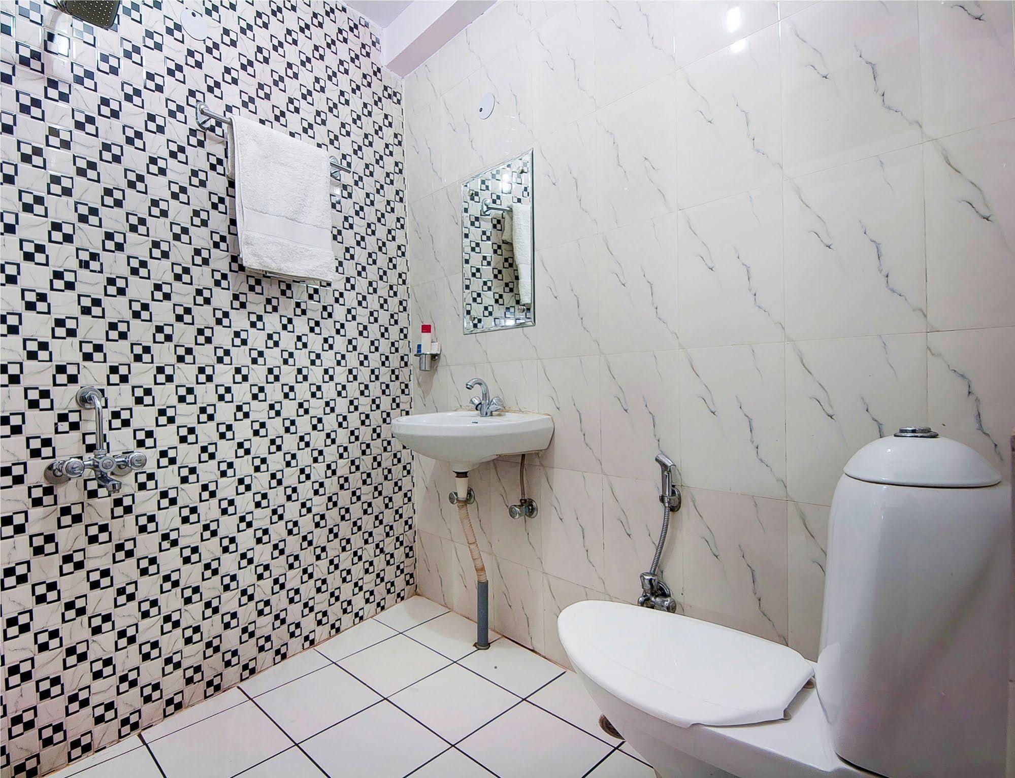 Charanpahari Hotel Új-Delhi Kültér fotó