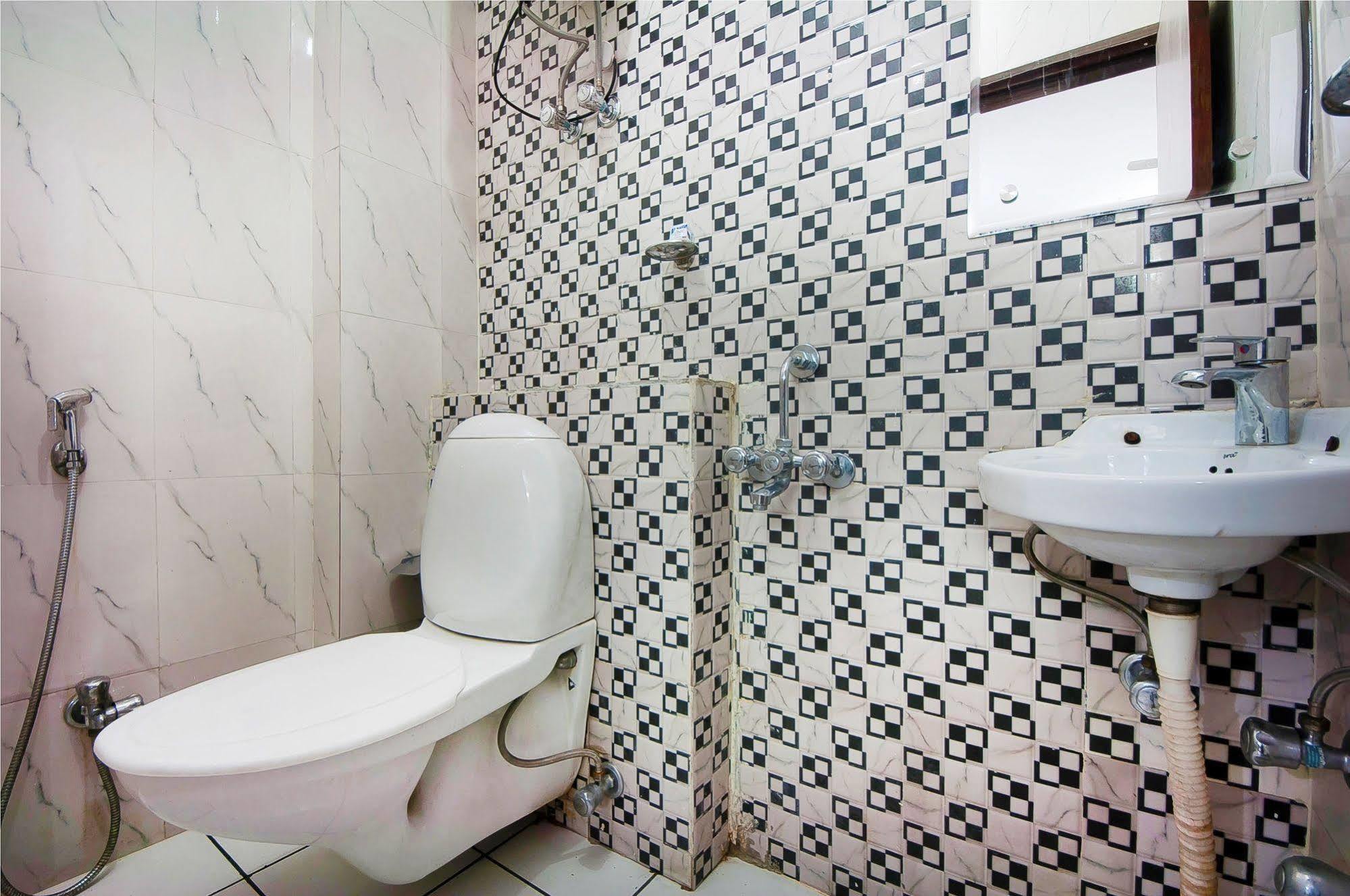 Charanpahari Hotel Új-Delhi Kültér fotó