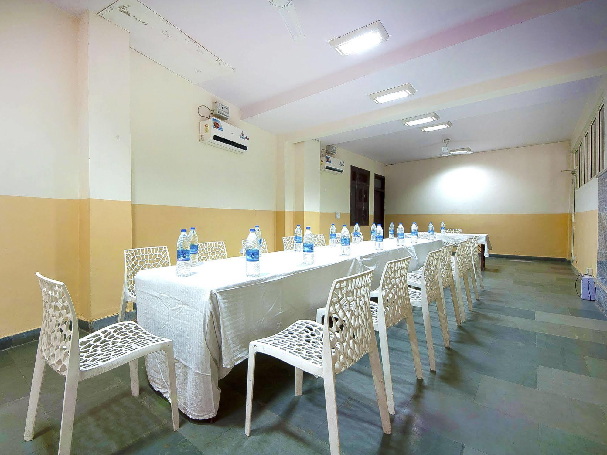 Charanpahari Hotel Új-Delhi Kültér fotó