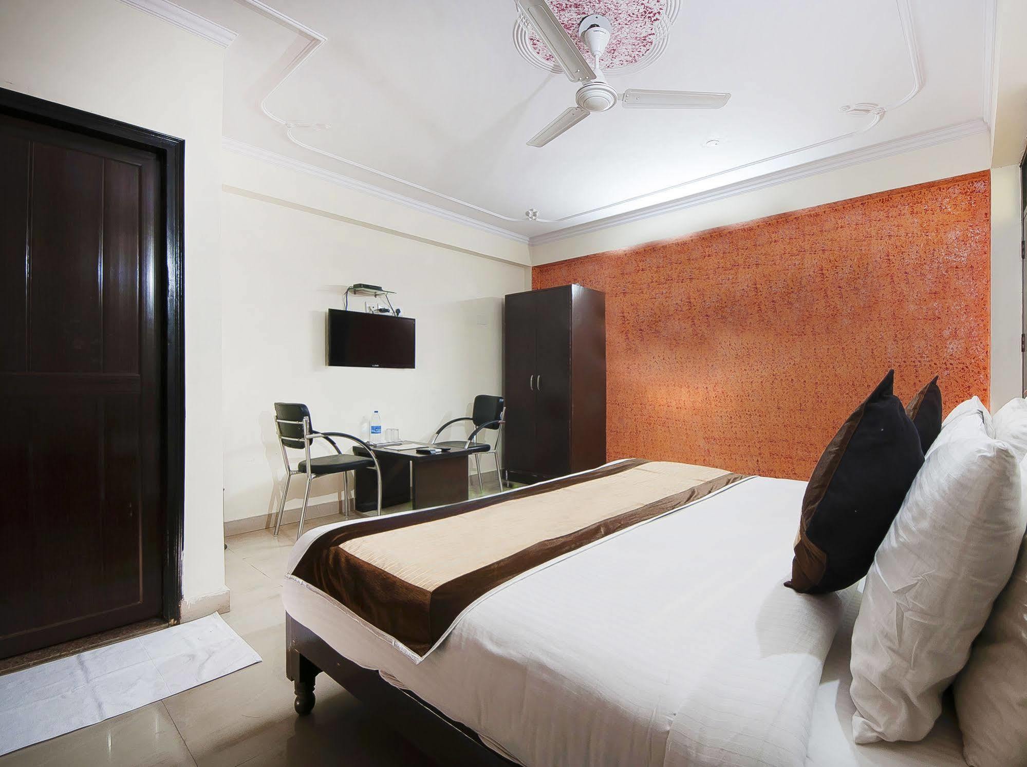 Charanpahari Hotel Új-Delhi Kültér fotó