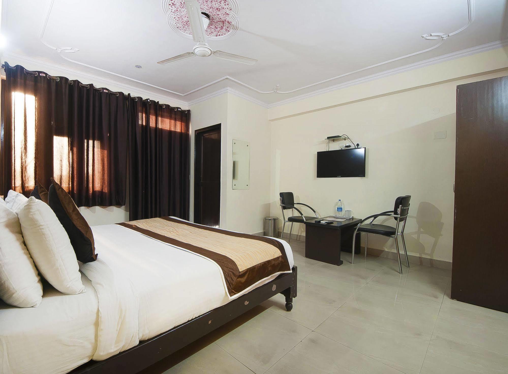 Charanpahari Hotel Új-Delhi Kültér fotó