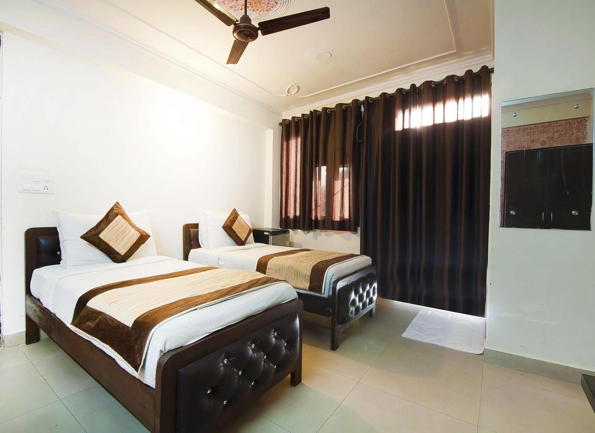 Charanpahari Hotel Új-Delhi Kültér fotó