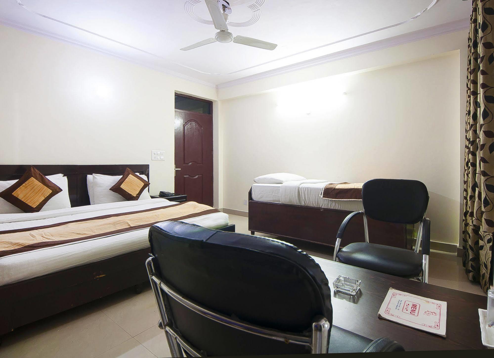 Charanpahari Hotel Új-Delhi Kültér fotó