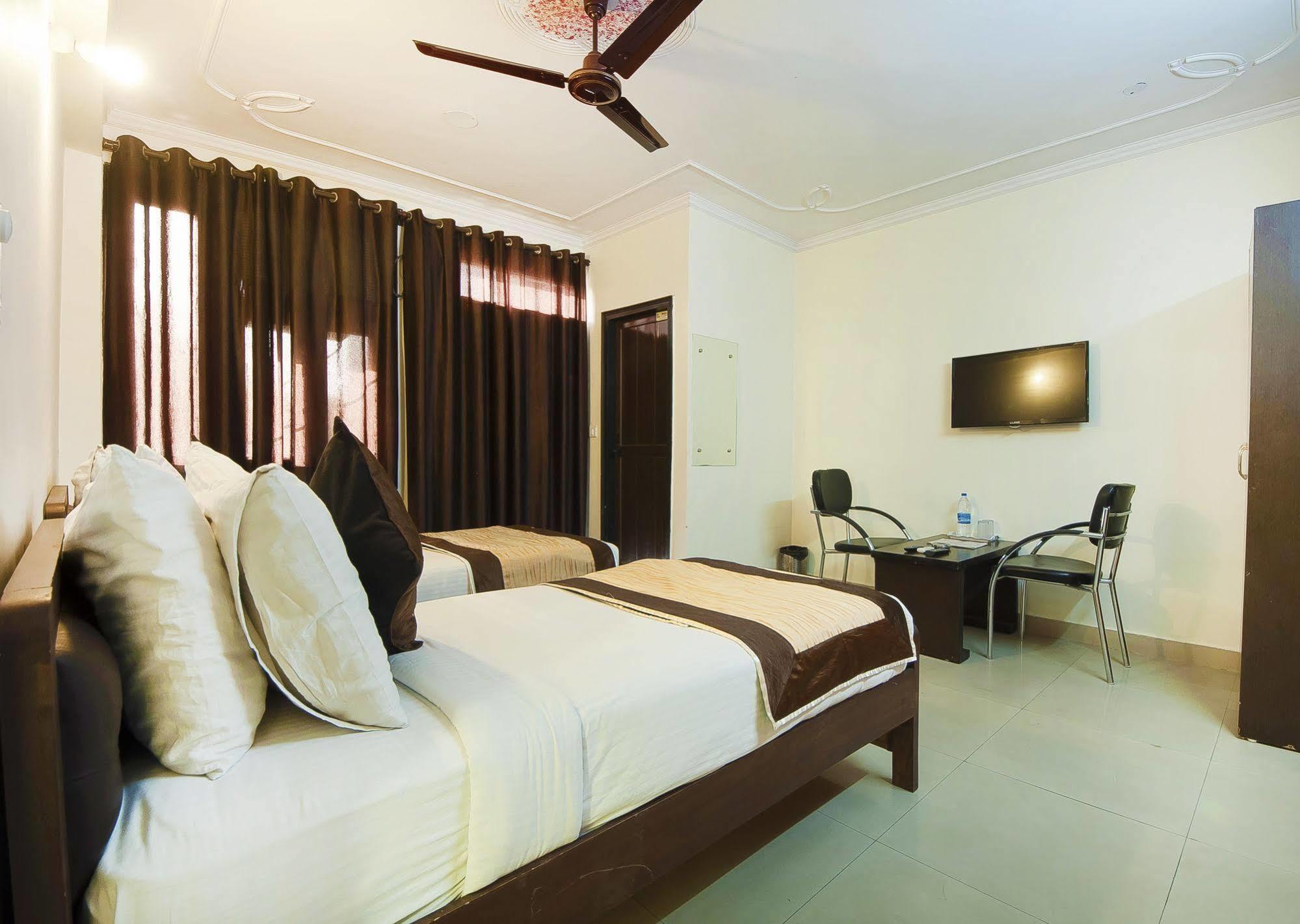 Charanpahari Hotel Új-Delhi Kültér fotó