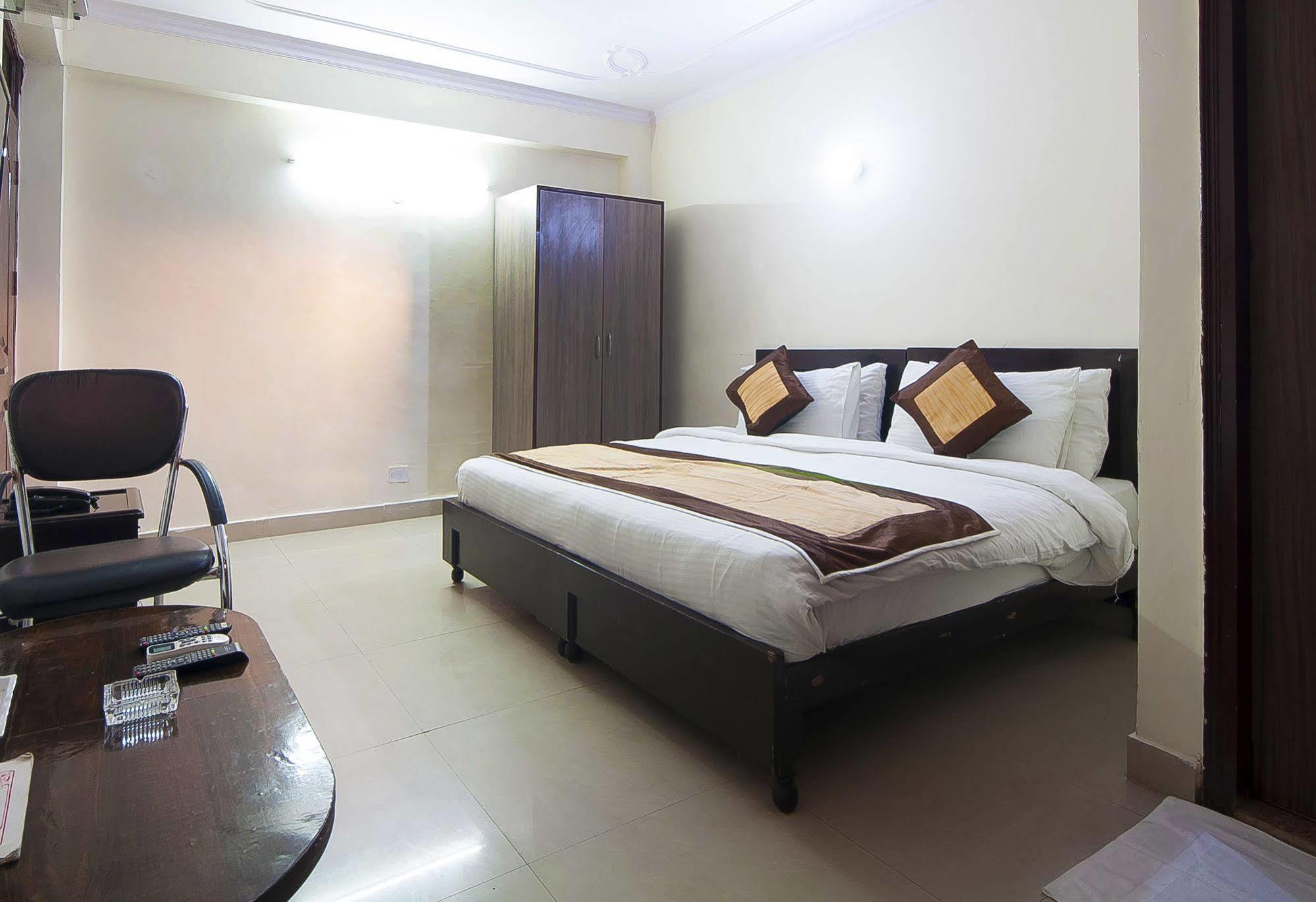 Charanpahari Hotel Új-Delhi Kültér fotó