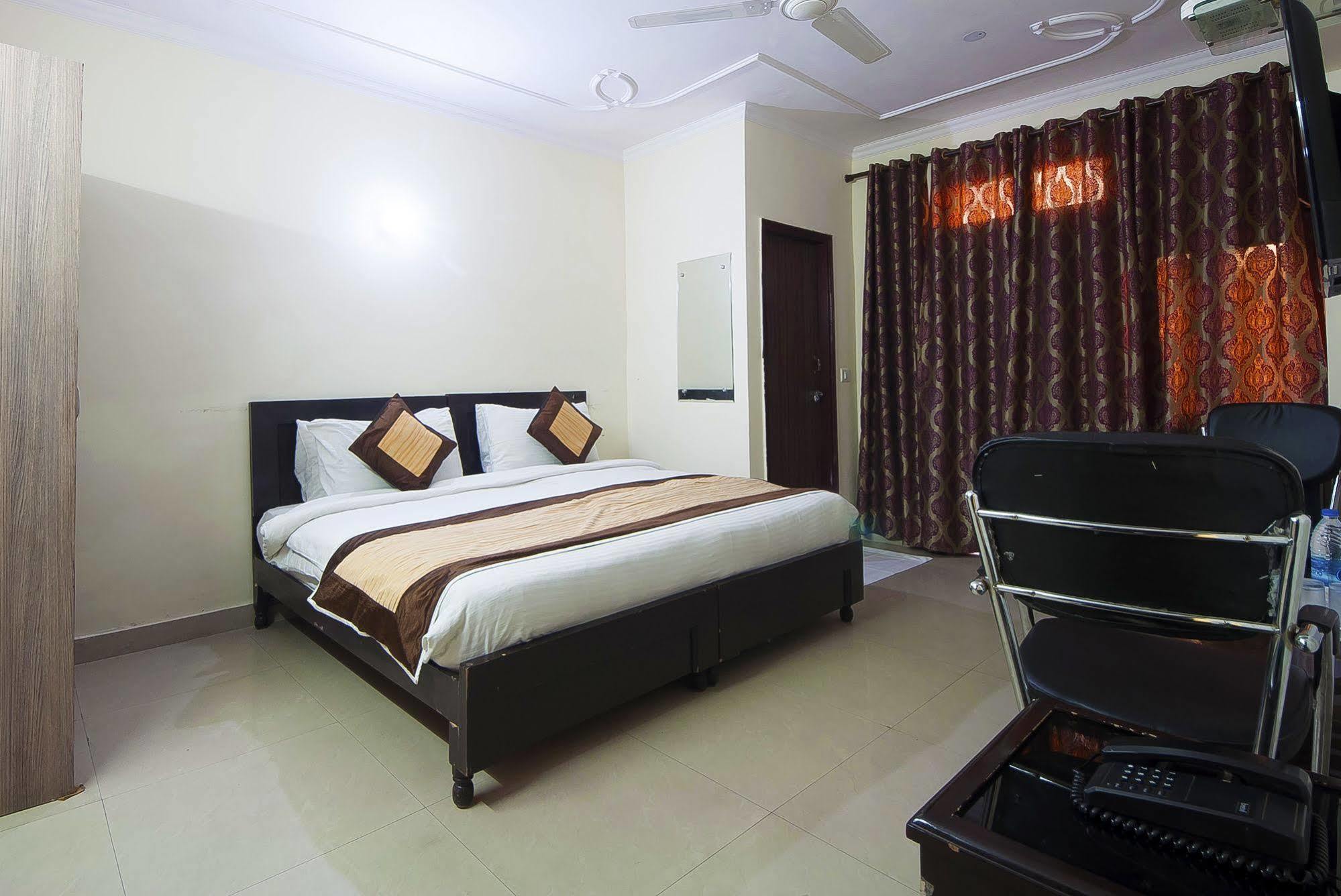 Charanpahari Hotel Új-Delhi Kültér fotó