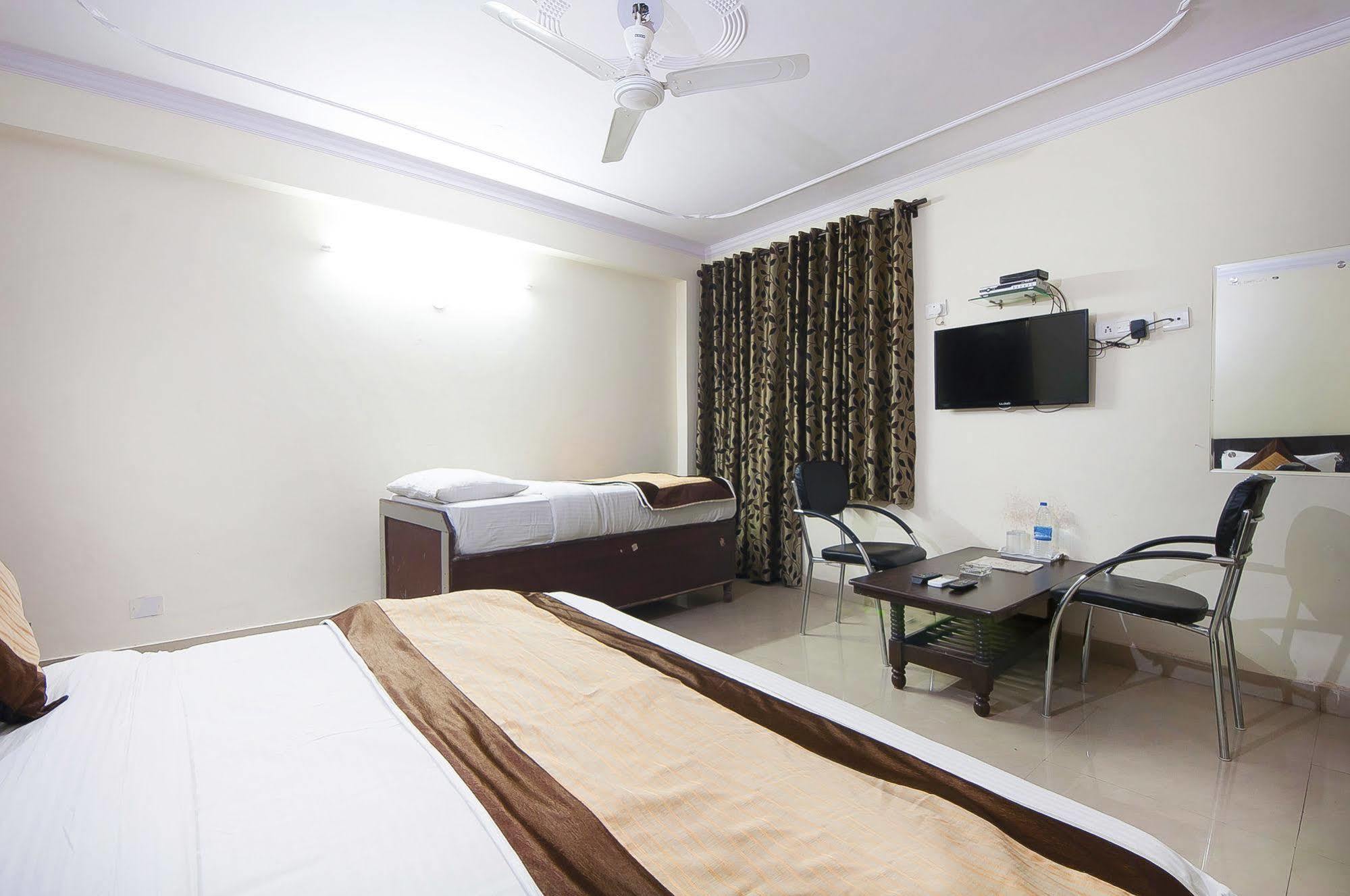 Charanpahari Hotel Új-Delhi Kültér fotó