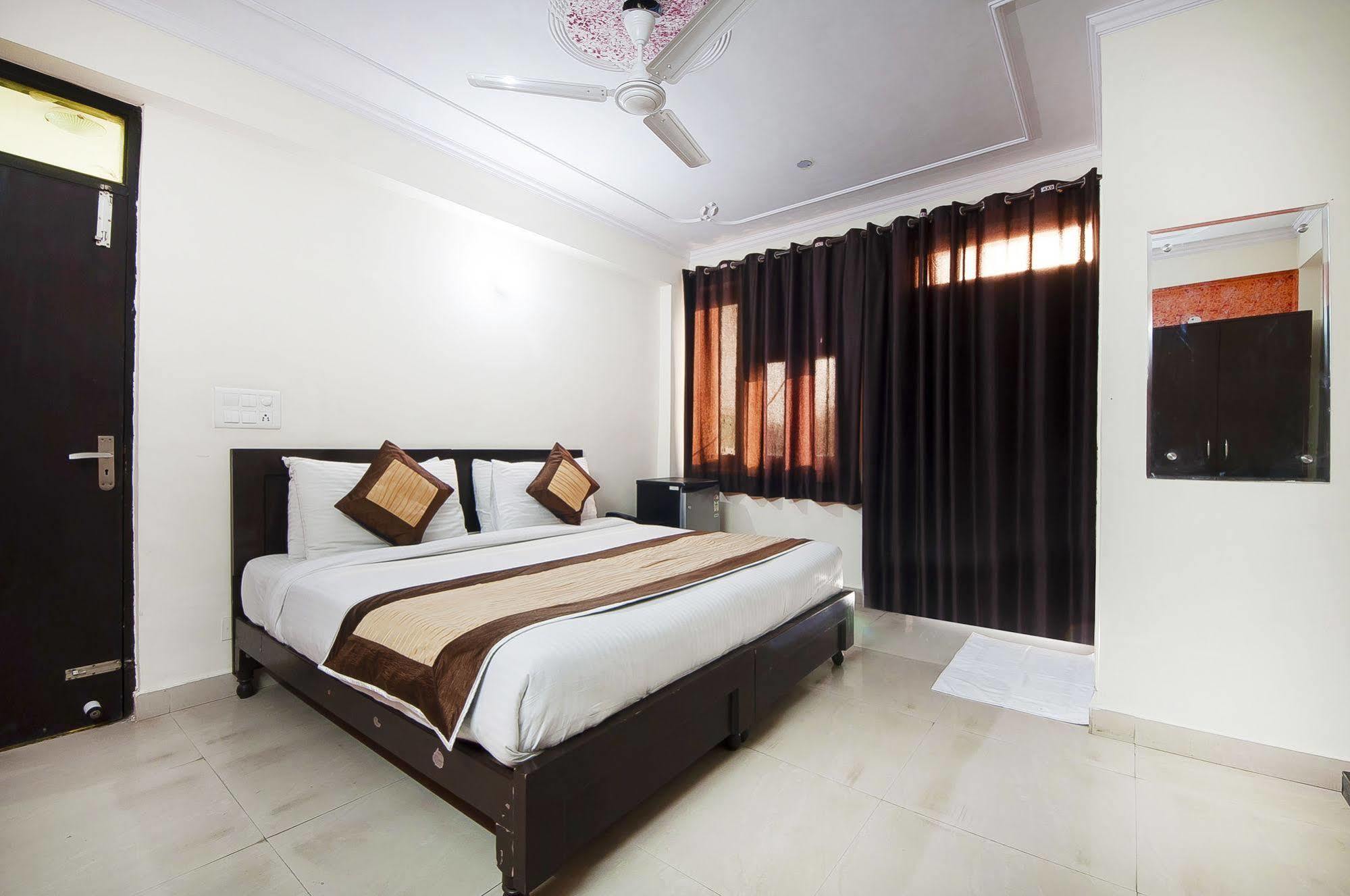 Charanpahari Hotel Új-Delhi Kültér fotó
