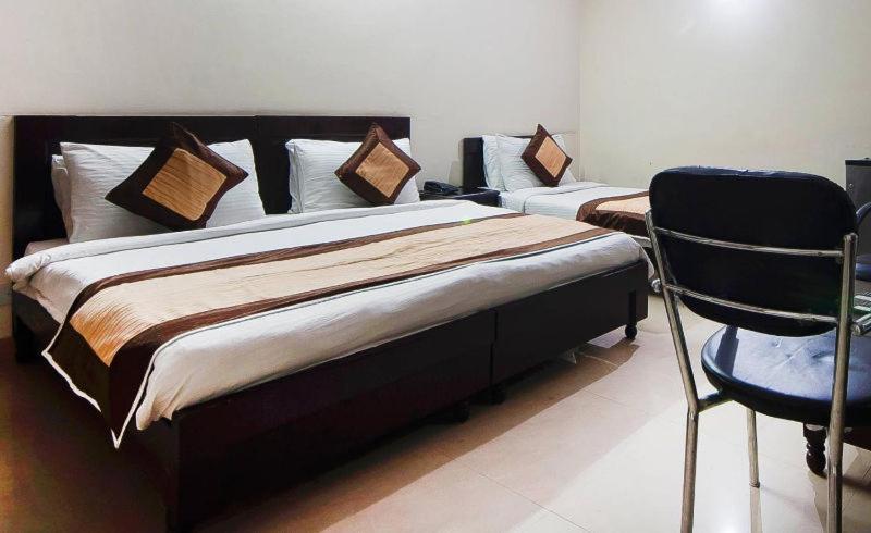 Charanpahari Hotel Új-Delhi Kültér fotó