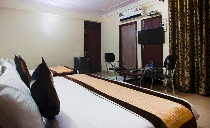 Charanpahari Hotel Új-Delhi Kültér fotó