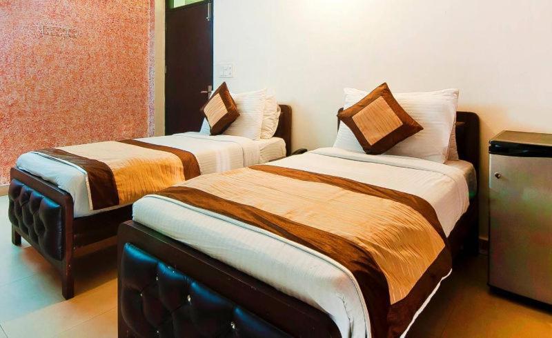 Charanpahari Hotel Új-Delhi Kültér fotó