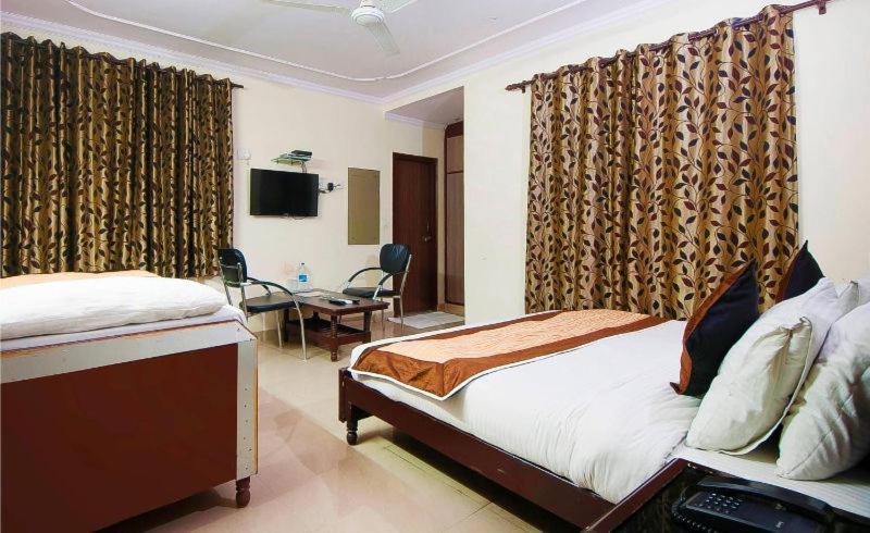 Charanpahari Hotel Új-Delhi Kültér fotó