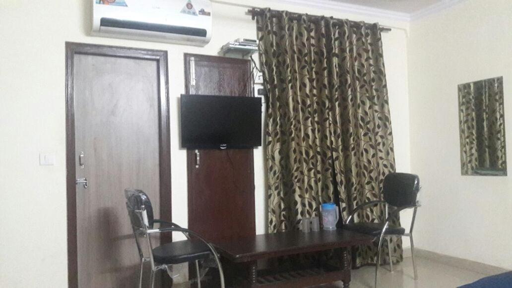 Charanpahari Hotel Új-Delhi Kültér fotó