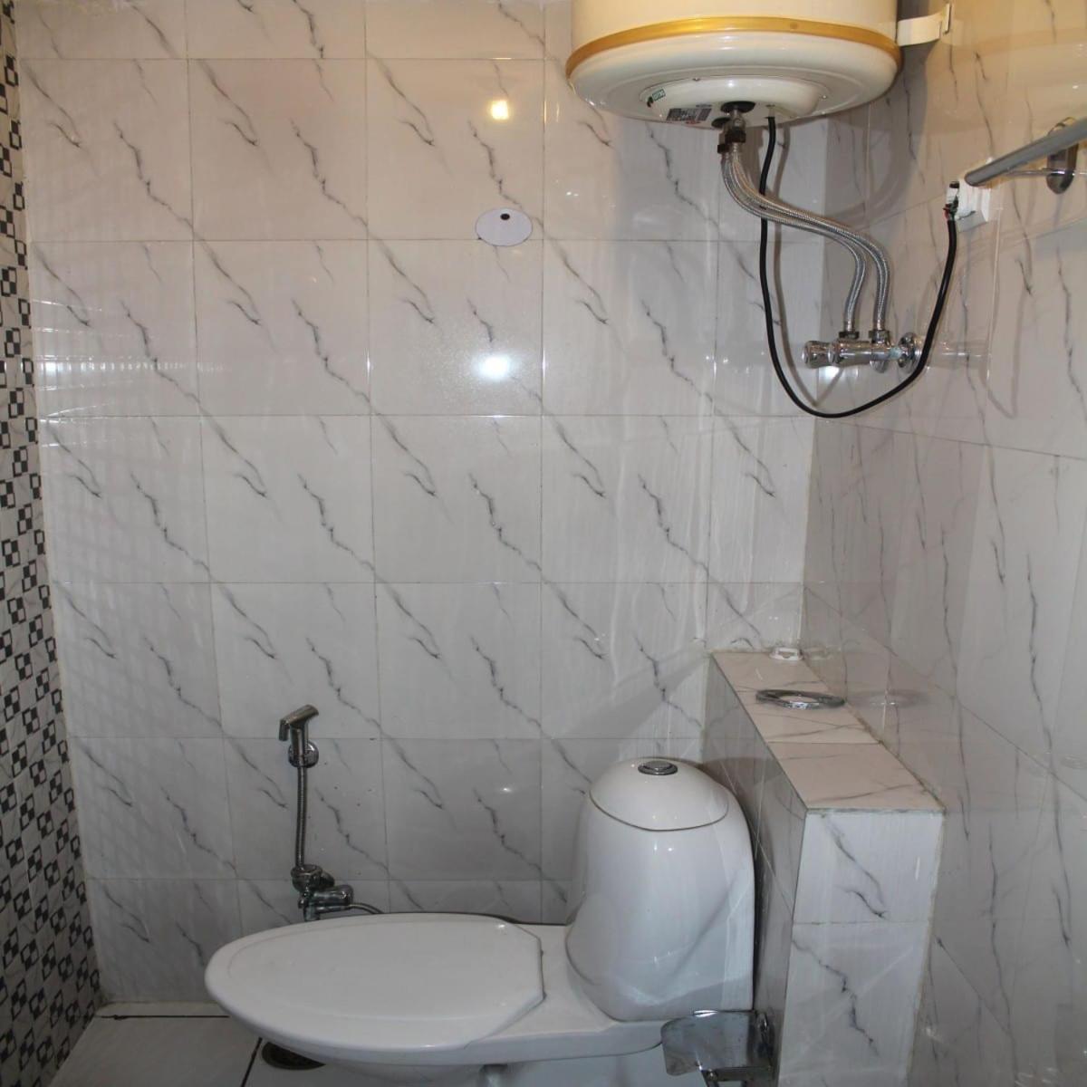 Charanpahari Hotel Új-Delhi Kültér fotó