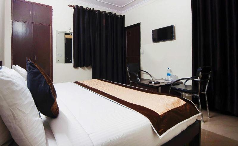 Charanpahari Hotel Új-Delhi Kültér fotó